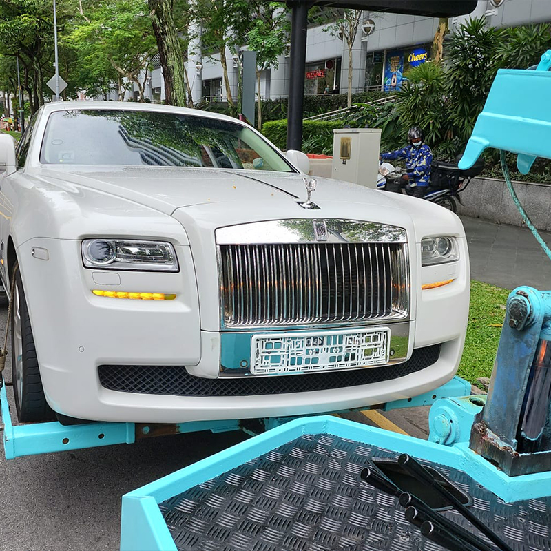 luxury car towing service in Singapore by Towlahsggroup